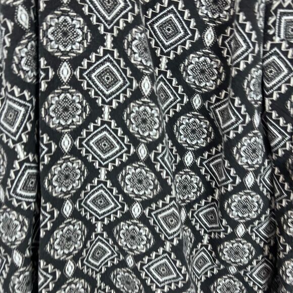 Torrid Black & White Geo Print Sleeveless V-Neck Blouse Top Size 1 - Picture 3 of 8